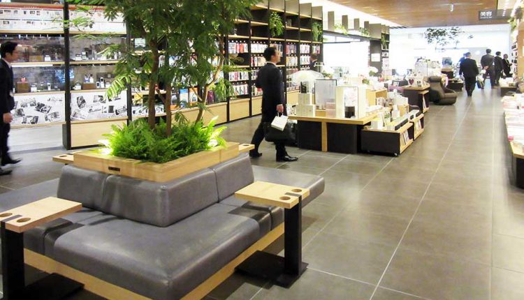 売り場の中央部に設けられたソファ。コーヒーなどを置くための台も付いている