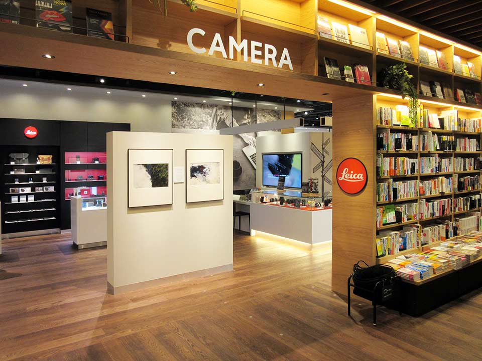 カメラコーナーの入口部にはライカのロゴマーク。広島初出店のライカ専門ショップだ
