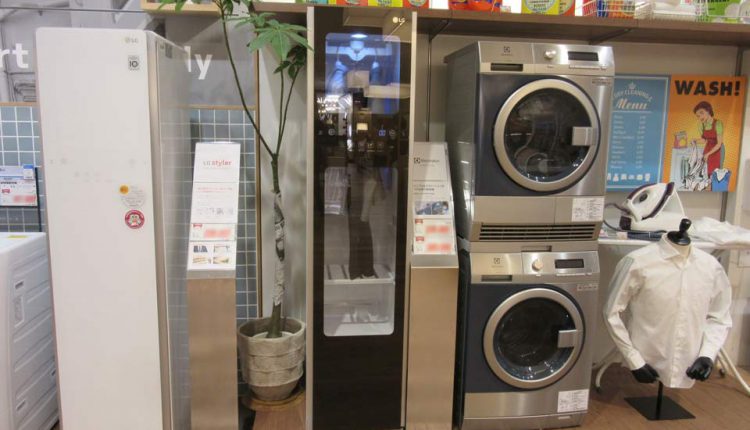 LG Stylerも展示。上部にある洗濯洗剤はいずれも海外製で、さながらインテリア雑誌