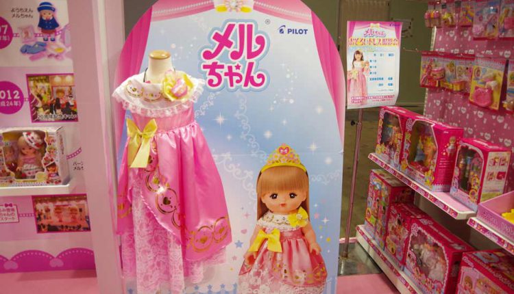 「メルちゃん おそろいドレス撮影会」では、開催する販売店に、女児用ドレス3着、メルちゃん1体、背景ボード1枚、告知ポスター2枚がセットになっている