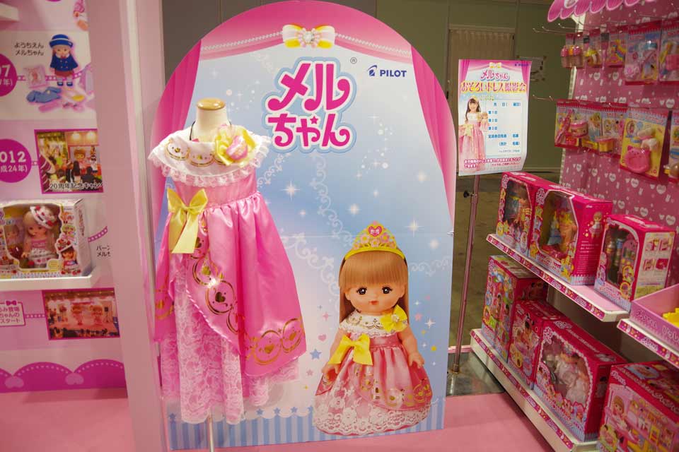 「メルちゃん おそろいドレス撮影会」では、開催する販売店に、女児用ドレス3着、メルちゃん1体、背景ボード1枚、告知ポスター2枚がセットになっている