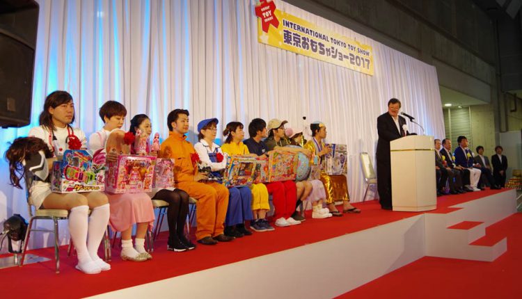 オープニングセレモニーでおもちゃ大賞を受賞社を発表する日本玩具協会の富山会長