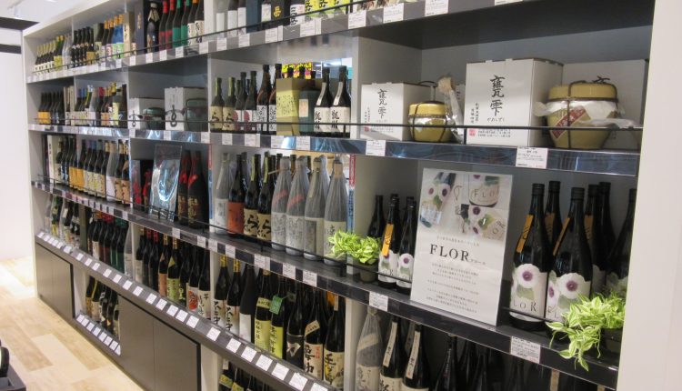 日本の酒にこだわった「日本酒店」を配置。全国から集めた日本酒や焼酎、ワインが大量に展示されている