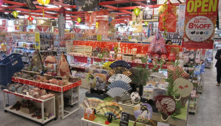 お土産品やドラッグ商材なども、和風テイストの売り場装飾で訪日外国客にアピール
